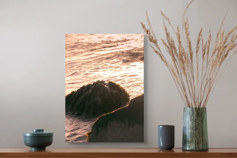 Tablou Canvas, "Iluminarea mării la apusul soarelui", Valuri, Apus, Stânci, Alge, Lumină, Reflecții, Textură, Natură, 39 x 54 cm – poza 3