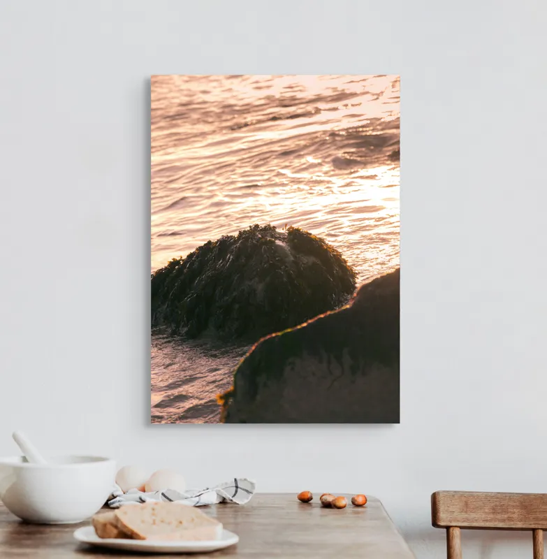 Tablou Canvas, "Iluminarea mării la apusul soarelui", Valuri, Apus, Stânci, Alge, Lumină, Reflecții, Textură, Natură, 50 x 70 cm – poza 3