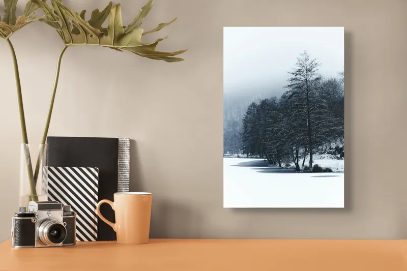 Tablou Canvas, "Copaci înghețați pe malul lacului", Iarnă, Pădure, Zăpadă, Liniște, Apă Înghețată, Copaci, Norii, Peisaj, Umbre, Frig, 26 x 39 cm – poza 3