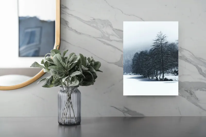 Tablou Canvas, "Copaci înghețați pe malul lacului", Iarnă, Pădure, Zăpadă, Liniște, Apă Înghețată, Copaci, Norii, Peisaj, Umbre, Frig, 26 x 39 cm – poza 4
