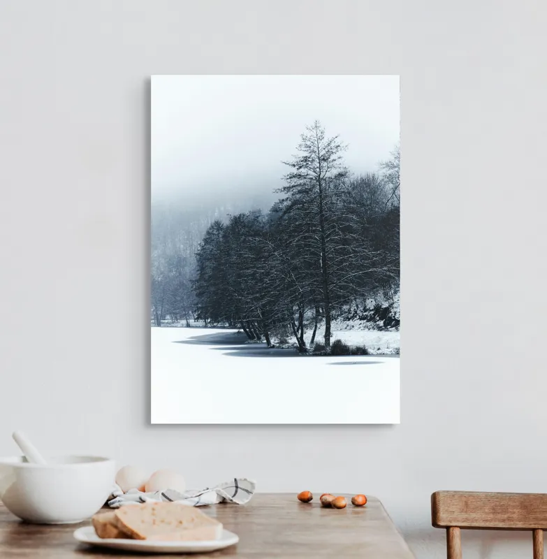 Tablou Canvas, "Copaci înghețați pe malul lacului", Iarnă, Pădure, Zăpadă, Liniște, Apă Înghețată, Copaci, Norii, Peisaj, Umbre, Frig, 50 x 70 cm – poza 3