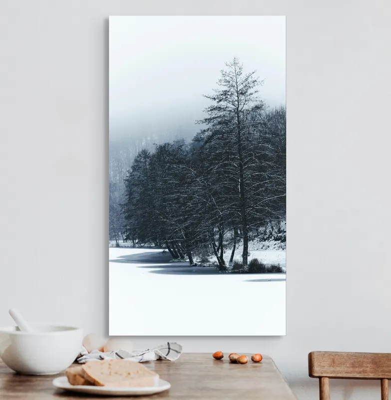 Tablou Canvas, "Copaci înghețați pe malul lacului", Iarnă, Pădure, Zăpadă, Liniște, Apă Înghețată, Copaci, Norii, Peisaj, Umbre, Frig, 50 x 90 cm – poza 3