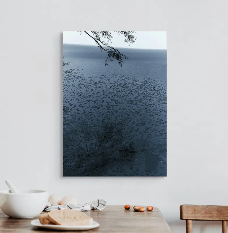Tablou Canvas, "Frunziș plutitor pe oglinda apei", Ramuri, Apă, Reflecții, Nufări, Liniște, 50 x 70 cm – poza 3