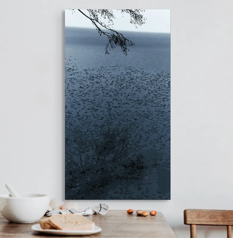 Tablou Canvas, "Frunziș plutitor pe oglinda apei", Ramuri, Apă, Reflecții, Nufări, Liniște, 50 x 90 cm – poza 3