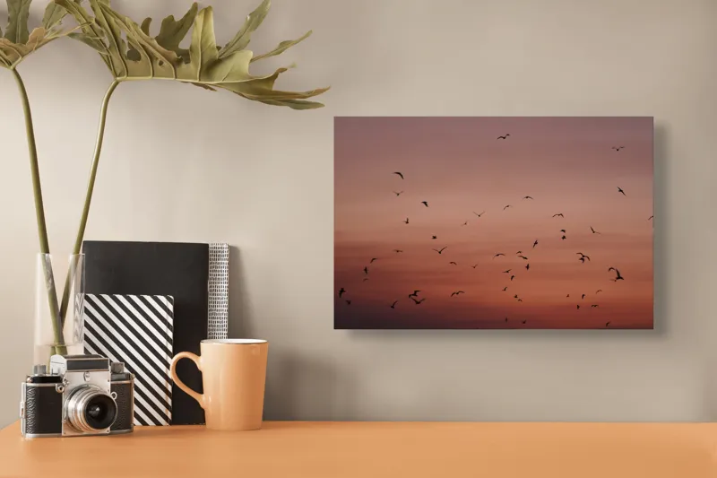 Tablou Canvas, "Dansul păsărilor la asfințit", Cer, Păsări, Apus, Siluete, Zbor, Răgaz, Roșu, Infinit, Liniște, Întuneric, Orizont, Serenitate, Frumusețe, Armonie, Libertate, 39 x 26 cm – poza 3
