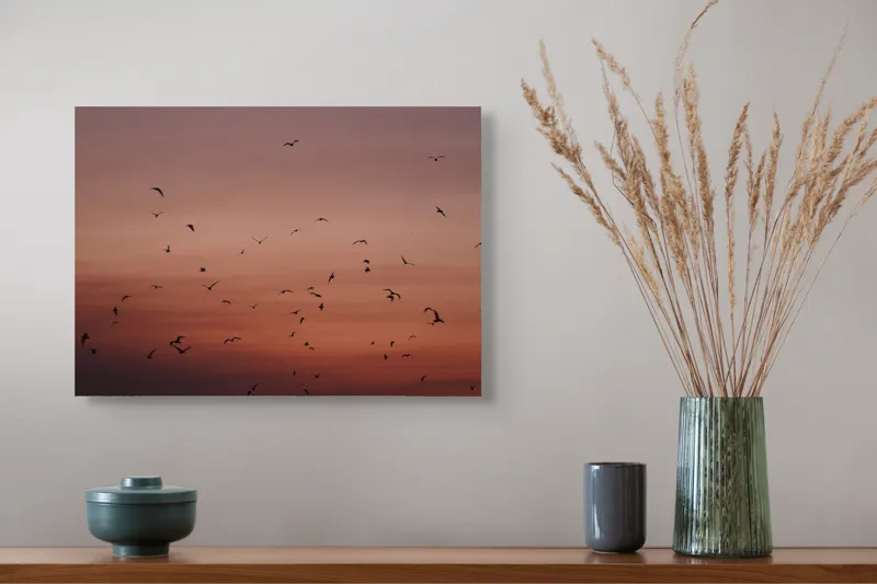 Tablou Canvas, "Dansul păsărilor la asfințit", Cer, Păsări, Apus, Siluete, Zbor, Răgaz, Roșu, Infinit, Liniște, Întuneric, Orizont, Serenitate, Frumusețe, Armonie, Libertate, 54 x 39 cm – poza 4