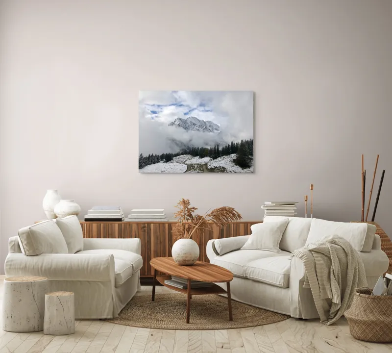 Tablou Canvas, "Vârful înghețat printre nori albi", Nori, Munți, Zăpadă, Pini, Cărare, Peisaj, Cer, Albastru, Frig, Natură, 100 x 70 cm – poza 3