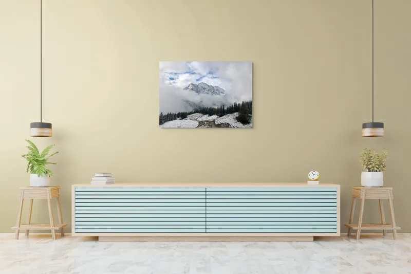 Tablou Canvas, "Vârful înghețat printre nori albi", Nori, Munți, Zăpadă, Pini, Cărare, Peisaj, Cer, Albastru, Frig, Natură, 100 x 70 cm – poza 4