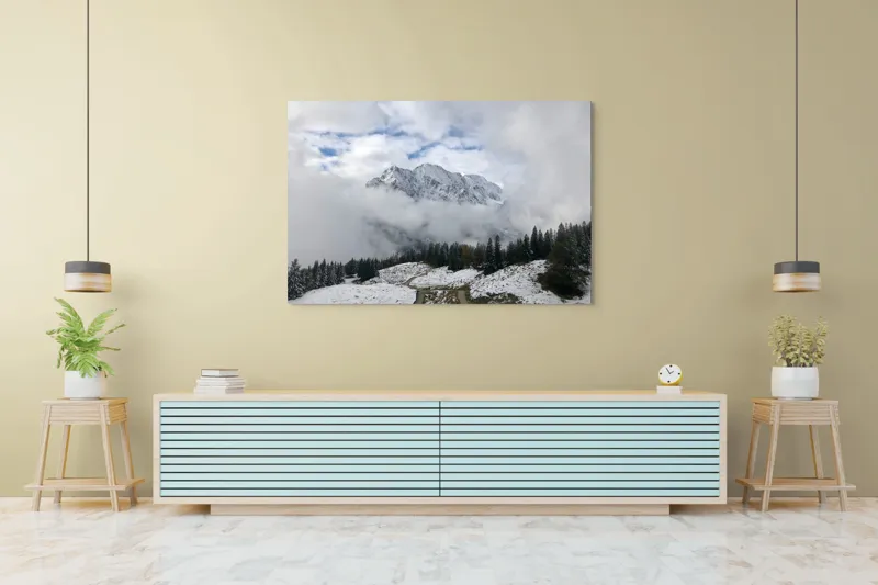Tablou Canvas, "Vârful înghețat printre nori albi", Nori, Munți, Zăpadă, Pini, Cărare, Peisaj, Cer, Albastru, Frig, Natură, 150 x 100 cm – poza 6