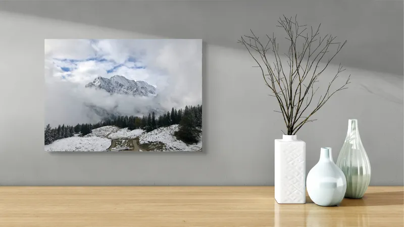 Tablou Canvas, "Vârful înghețat printre nori albi", Nori, Munți, Zăpadă, Pini, Cărare, Peisaj, Cer, Albastru, Frig, Natură, 54 x 39 cm – poza 3