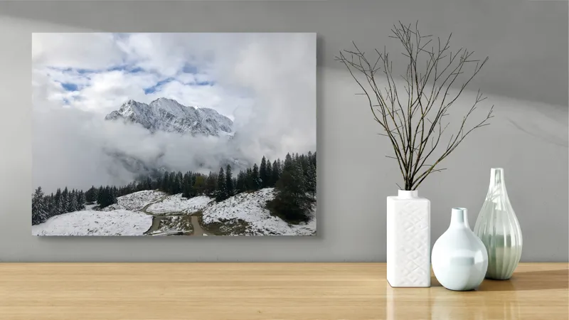 Tablou Canvas, "Vârful înghețat printre nori albi", Nori, Munți, Zăpadă, Pini, Cărare, Peisaj, Cer, Albastru, Frig, Natură, 70 x 50 cm – poza 3