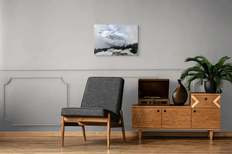 Tablou Canvas, "Vârful înghețat printre nori albi", Nori, Munți, Zăpadă, Pini, Cărare, Peisaj, Cer, Albastru, Frig, Natură, 70 x 50 cm – poza 4