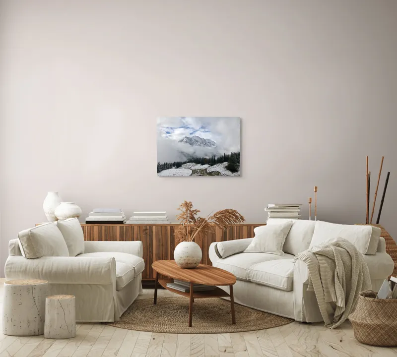 Tablou Canvas, "Vârful înghețat printre nori albi", Nori, Munți, Zăpadă, Pini, Cărare, Peisaj, Cer, Albastru, Frig, Natură, 70 x 50 cm – poza 6