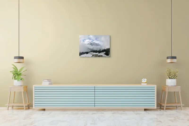 Tablou Canvas, "Vârful înghețat printre nori albi", Nori, Munți, Zăpadă, Pini, Cărare, Peisaj, Cer, Albastru, Frig, Natură, 70 x 50 cm – poza 7