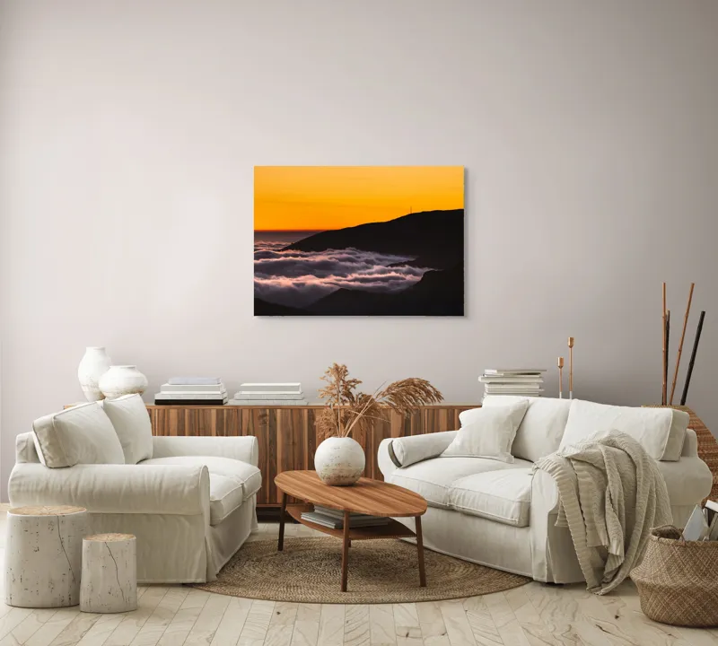 Tablou Canvas, "Marea de nori sub cerul portocaliu", Cer, Nori, Apus, Siluetă, Calm, Munți, 100 x 70 cm – poza 3