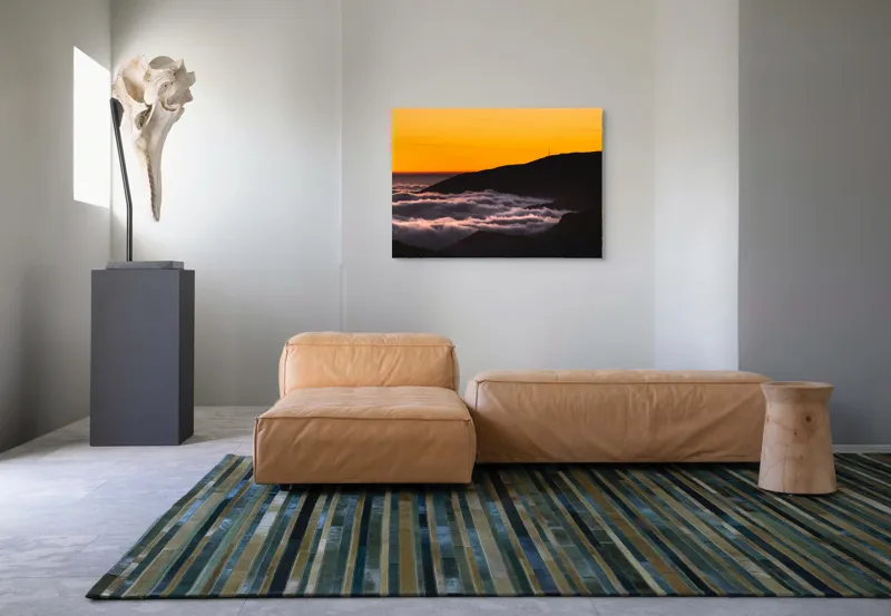 Tablou Canvas, "Marea de nori sub cerul portocaliu", Cer, Nori, Apus, Siluetă, Calm, Munți, 100 x 70 cm – poza 7