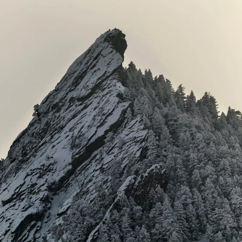 Tablou Canvas, "Piatra înghețată sub cerul noros", Rocă, Zăpadă, Pădure, Cer, Iarnă, 100 x 100 cm – poza 2