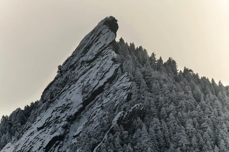 Tablou Canvas, "Piatra înghețată sub cerul noros", Rocă, Zăpadă, Pădure, Cer, Iarnă, 150 x 100 cm – poza 2