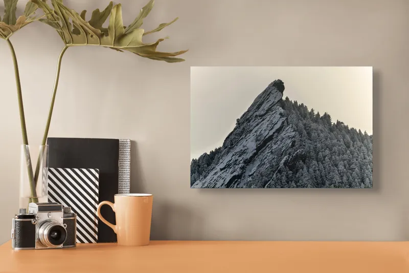Tablou Canvas, "Piatra înghețată sub cerul noros", Rocă, Zăpadă, Pădure, Cer, Iarnă, 39 x 26 cm – poza 3