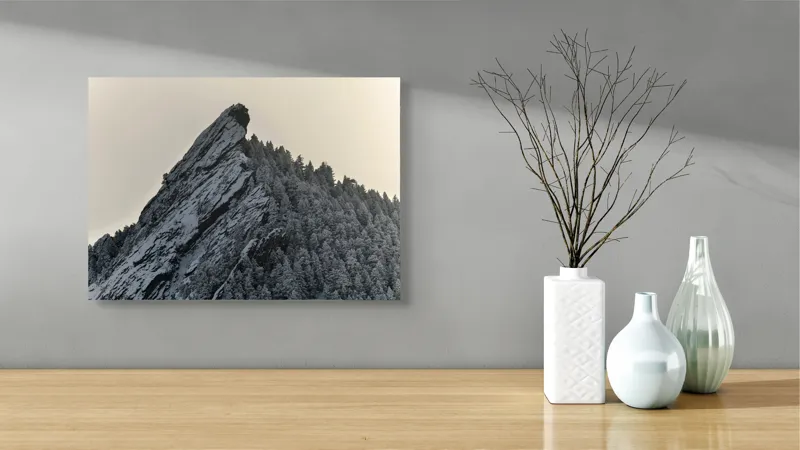 Tablou Canvas, "Piatra înghețată sub cerul noros", Rocă, Zăpadă, Pădure, Cer, Iarnă, 54 x 39 cm – poza 3