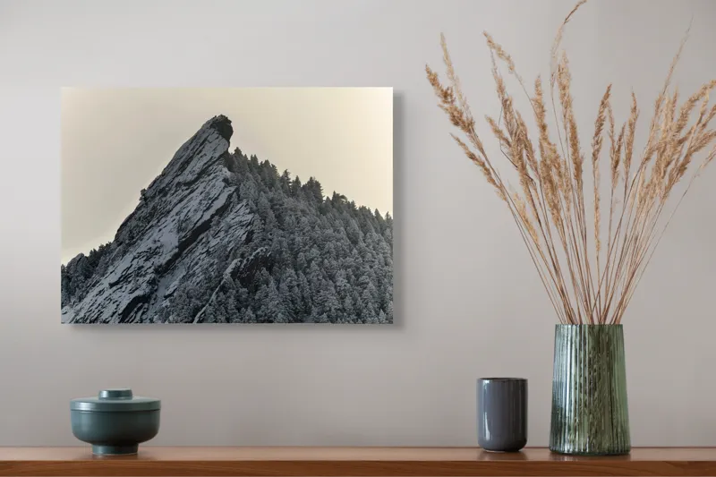 Tablou Canvas, "Piatra înghețată sub cerul noros", Rocă, Zăpadă, Pădure, Cer, Iarnă, 54 x 39 cm – poza 4