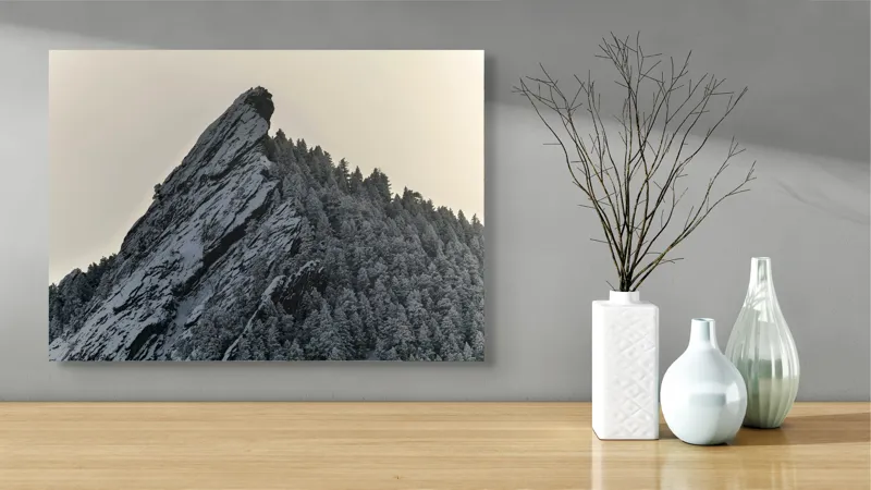 Tablou Canvas, "Piatra înghețată sub cerul noros", Rocă, Zăpadă, Pădure, Cer, Iarnă, 70 x 50 cm – poza 3