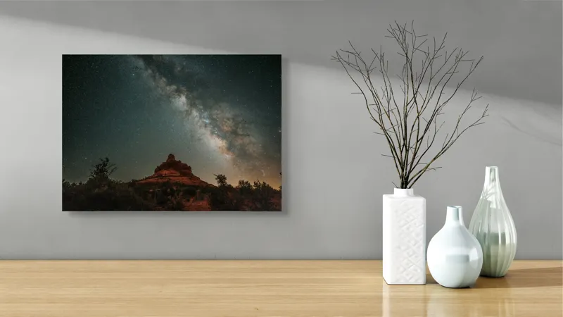 Tablou Canvas, "Rugăciune sub cerul înstelat", Stele, Cer, Peisaj, Noapte, Roci, Cale Lactee, Natura, Pădure, Lumină, Cosmos, 54 x 39 cm – poza 3