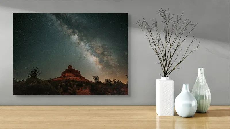 Tablou Canvas, "Rugăciune sub cerul înstelat", Stele, Cer, Peisaj, Noapte, Roci, Cale Lactee, Natura, Pădure, Lumină, Cosmos, 70 x 50 cm – poza 3