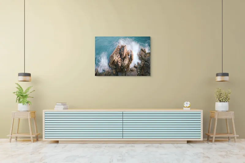 Tablou Canvas, "Valuri lovind stâncile aspre ale mării", Valuri, Stânci, Spumă, Ocean, Natură, Putere, Mișcare, Contrast, Textură, Răgaz., 100 x 70 cm – poza 4