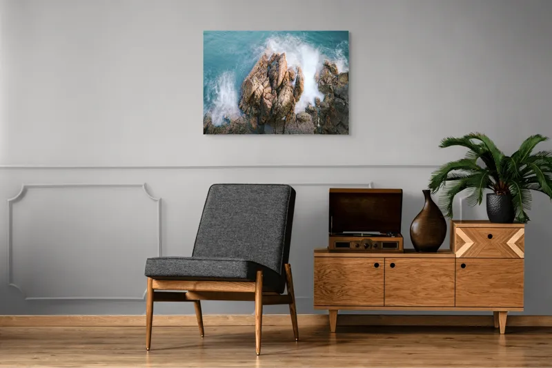 Tablou Canvas, "Valuri lovind stâncile aspre ale mării", Valuri, Stânci, Spumă, Ocean, Natură, Putere, Mișcare, Contrast, Textură, Răgaz., 100 x 70 cm – poza 8