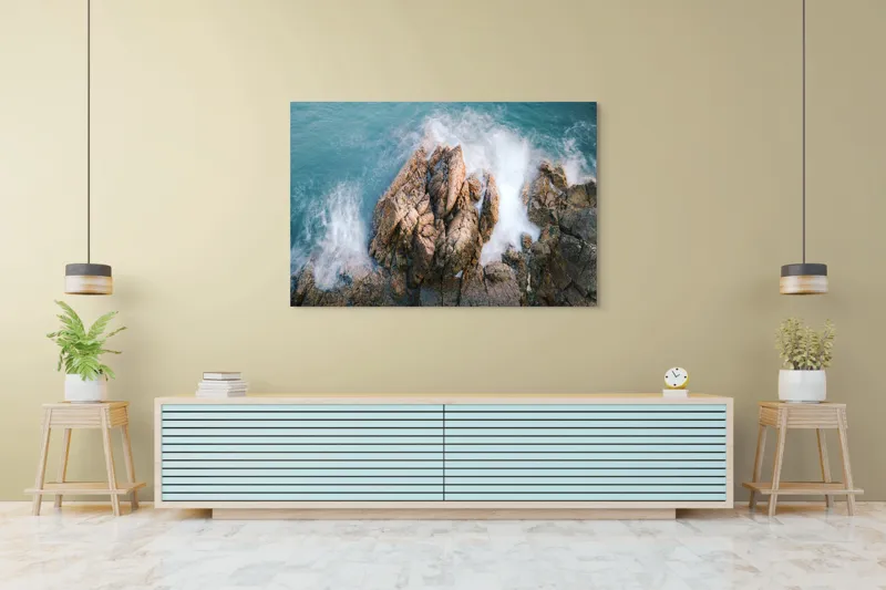 Tablou Canvas, "Valuri lovind stâncile aspre ale mării", Valuri, Stânci, Spumă, Ocean, Natură, Putere, Mișcare, Contrast, Textură, Răgaz., 150 x 100 cm – poza 6