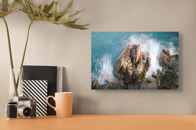 Tablou Canvas, "Valuri lovind stâncile aspre ale mării", Valuri, Stânci, Spumă, Ocean, Natură, Putere, Mișcare, Contrast, Textură, Răgaz., 39 x 26 cm – poza 3