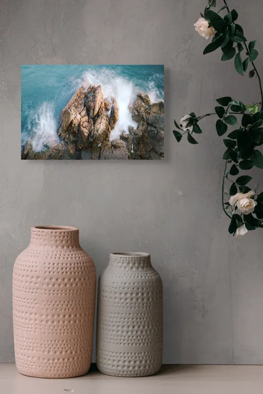 Tablou Canvas, "Valuri lovind stâncile aspre ale mării", Valuri, Stânci, Spumă, Ocean, Natură, Putere, Mișcare, Contrast, Textură, Răgaz., 39 x 26 cm – poza 4