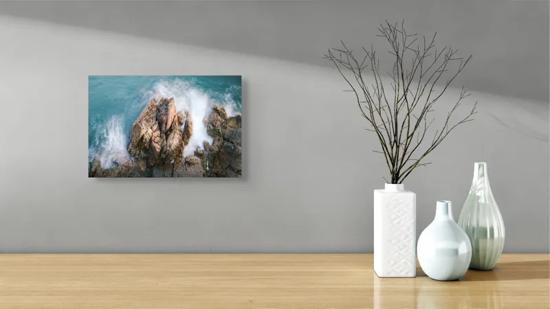 Tablou Canvas, "Valuri lovind stâncile aspre ale mării", Valuri, Stânci, Spumă, Ocean, Natură, Putere, Mișcare, Contrast, Textură, Răgaz., 39 x 26 cm – poza 8