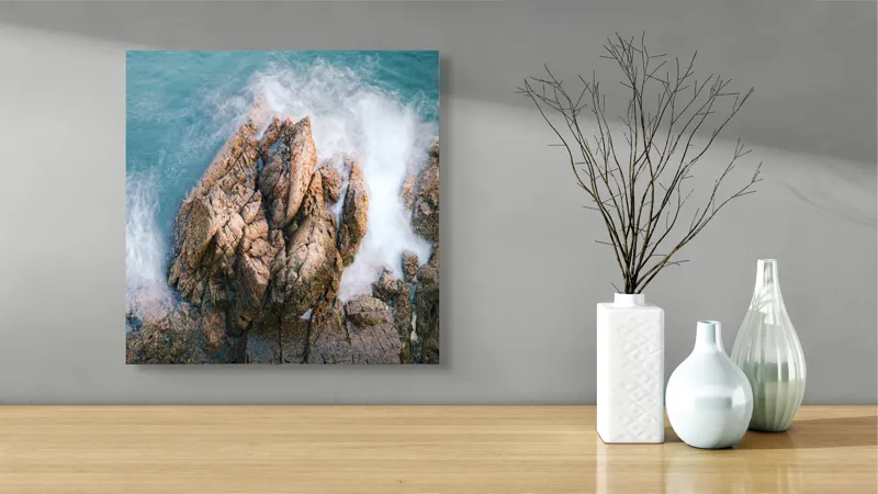Tablou Canvas, "Valuri lovind stâncile aspre ale mării", Valuri, Stânci, Spumă, Ocean, Natură, Putere, Mișcare, Contrast, Textură, Răgaz., 50 x 50 cm – poza 3