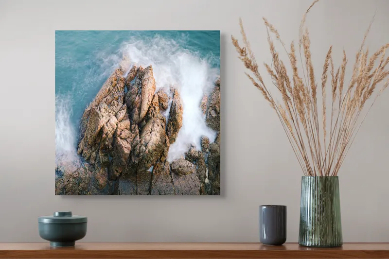 Tablou Canvas, "Valuri lovind stâncile aspre ale mării", Valuri, Stânci, Spumă, Ocean, Natură, Putere, Mișcare, Contrast, Textură, Răgaz., 50 x 50 cm – poza 4