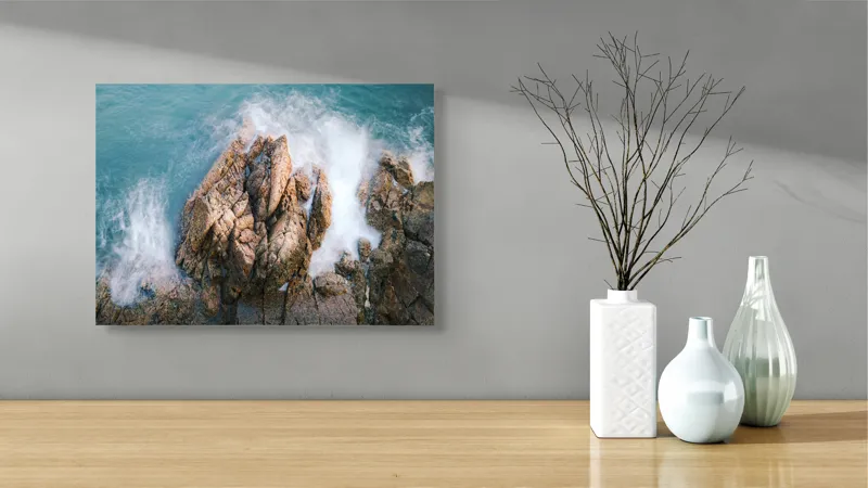 Tablou Canvas, "Valuri lovind stâncile aspre ale mării", Valuri, Stânci, Spumă, Ocean, Natură, Putere, Mișcare, Contrast, Textură, Răgaz., 54 x 39 cm – poza 3