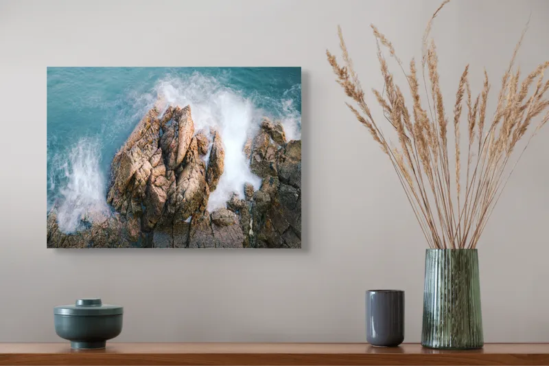 Tablou Canvas, "Valuri lovind stâncile aspre ale mării", Valuri, Stânci, Spumă, Ocean, Natură, Putere, Mișcare, Contrast, Textură, Răgaz., 54 x 39 cm – poza 4