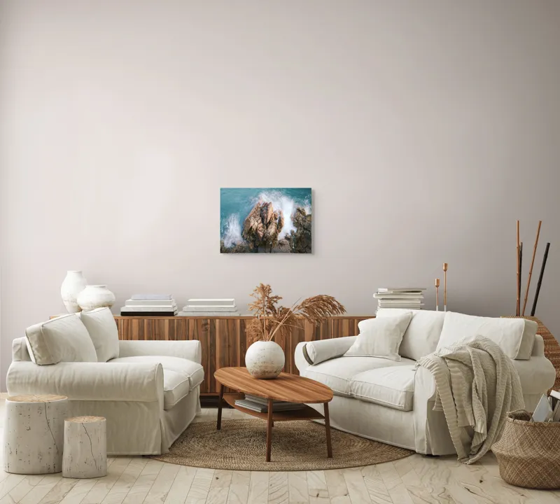 Tablou Canvas, "Valuri lovind stâncile aspre ale mării", Valuri, Stânci, Spumă, Ocean, Natură, Putere, Mișcare, Contrast, Textură, Răgaz., 54 x 39 cm – poza 5