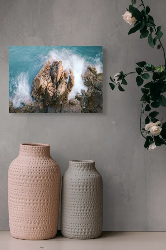 Tablou Canvas, "Valuri lovind stâncile aspre ale mării", Valuri, Stânci, Spumă, Ocean, Natură, Putere, Mișcare, Contrast, Textură, Răgaz., 54 x 39 cm – poza 8