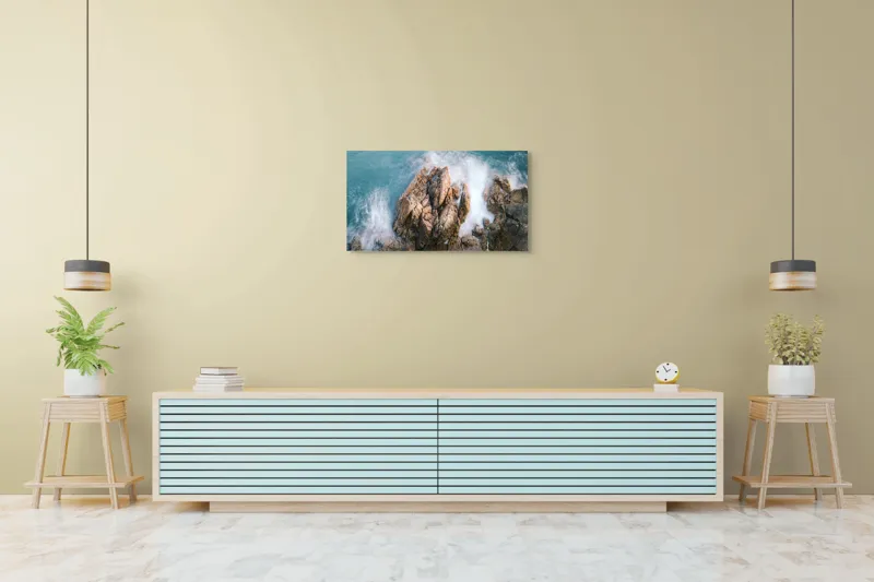 Tablou Canvas, "Valuri lovind stâncile aspre ale mării", Valuri, Stânci, Spumă, Ocean, Natură, Putere, Mișcare, Contrast, Textură, Răgaz., 90 x 50 cm – poza 5