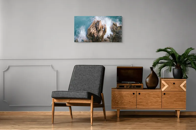 Tablou Canvas, "Valuri lovind stâncile aspre ale mării", Valuri, Stânci, Spumă, Ocean, Natură, Putere, Mișcare, Contrast, Textură, Răgaz., 90 x 50 cm – poza 6