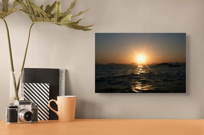 Tablou Canvas, "Apus liniștit peste oceanul îndepărtat", Soare, Apus, Ocean, Valuri, Siluetă, Lumină, Cer, Reflexii, Liniște, Peisaj, 39 x 26 cm – poza 3