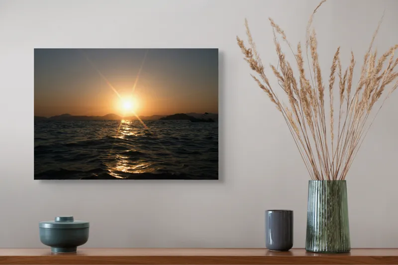 Tablou Canvas, "Apus liniștit peste oceanul îndepărtat", Soare, Apus, Ocean, Valuri, Siluetă, Lumină, Cer, Reflexii, Liniște, Peisaj, 54 x 39 cm – poza 4