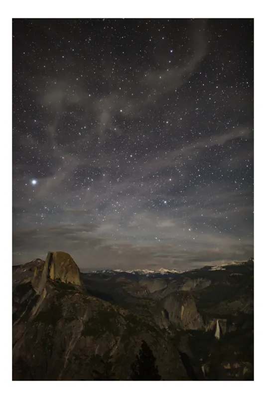Tablou Canvas, "Cerul înstelat deasupra munților Yosemite", Stele, Cer, Munte, Noapte, Natură, Pădure, Frumusețe, Tranquilitate, 100 x 150 cm