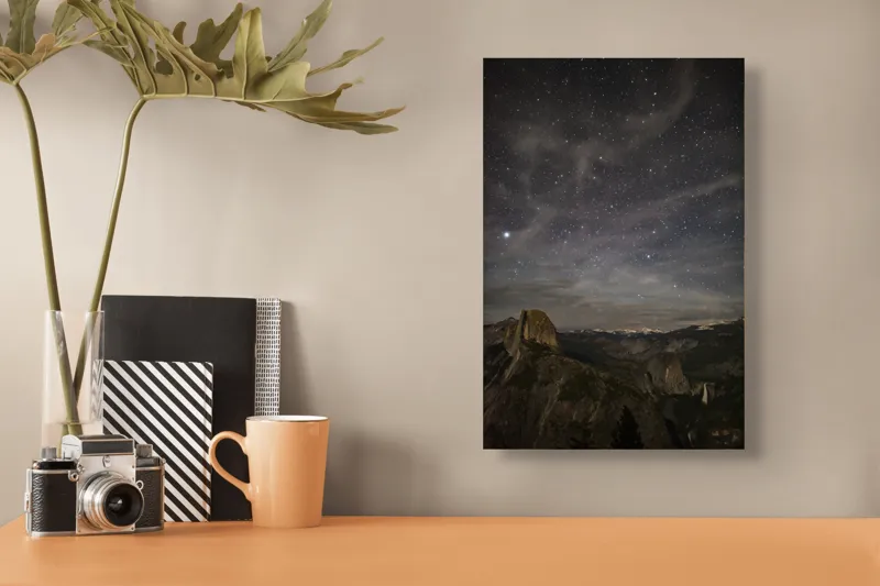 Tablou Canvas, "Cerul înstelat deasupra munților Yosemite", Stele, Cer, Munte, Noapte, Natură, Pădure, Frumusețe, Tranquilitate, 26 x 39 cm – poza 3