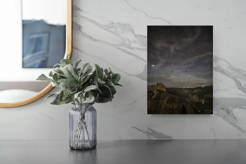 Tablou Canvas, "Cerul înstelat deasupra munților Yosemite", Stele, Cer, Munte, Noapte, Natură, Pădure, Frumusețe, Tranquilitate, 26 x 39 cm – poza 4