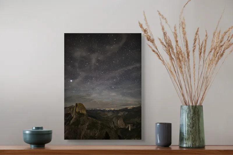 Tablou Canvas, "Cerul înstelat deasupra munților Yosemite", Stele, Cer, Munte, Noapte, Natură, Pădure, Frumusețe, Tranquilitate, 39 x 54 cm – poza 3