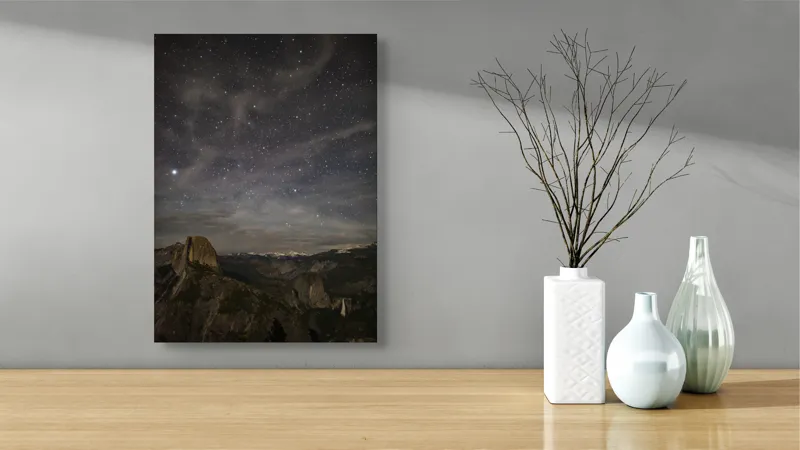 Tablou Canvas, "Cerul înstelat deasupra munților Yosemite", Stele, Cer, Munte, Noapte, Natură, Pădure, Frumusețe, Tranquilitate, 39 x 54 cm – poza 4