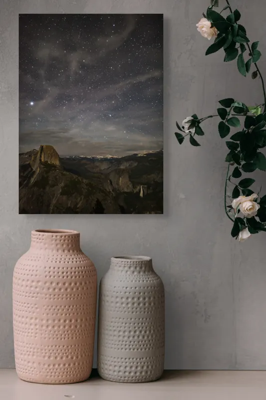 Tablou Canvas, "Cerul înstelat deasupra munților Yosemite", Stele, Cer, Munte, Noapte, Natură, Pădure, Frumusețe, Tranquilitate, 39 x 54 cm – poza 6